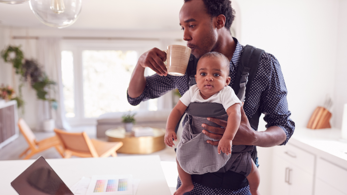 Helfen Sie dem Beitrag des Vaters mit der notwendigen Babyausrüstung.