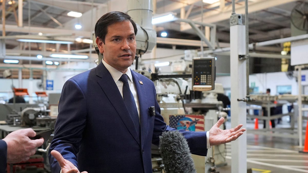 Rubio speaks to press in El Salvador