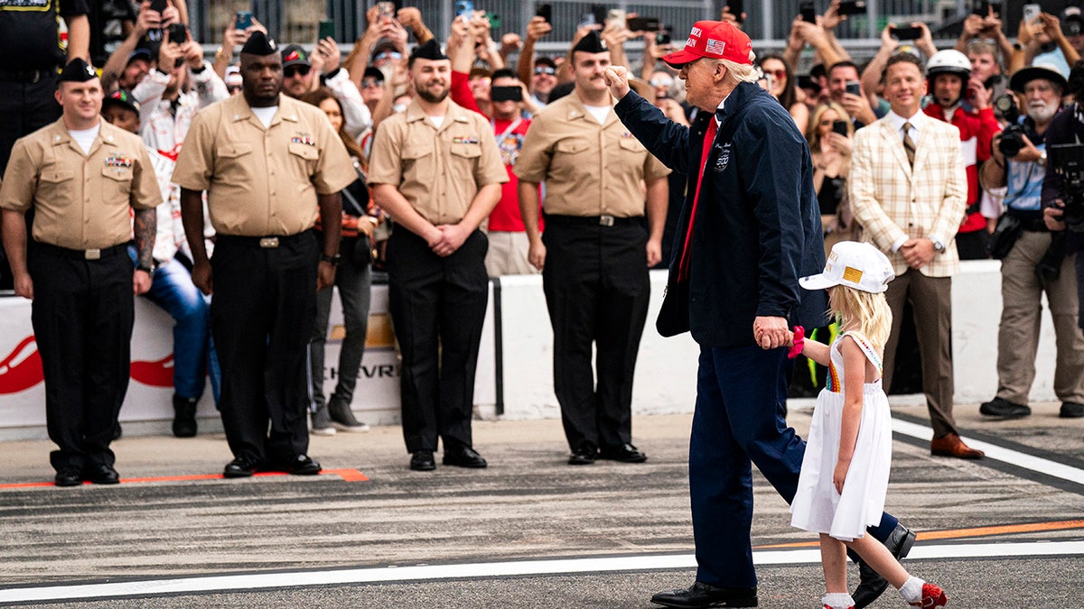 Donald Trump Waves to supporters Day 500