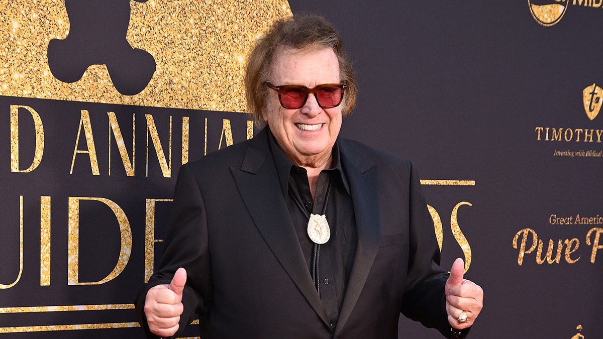 Don McLean giving two thumbs up on the red carpet