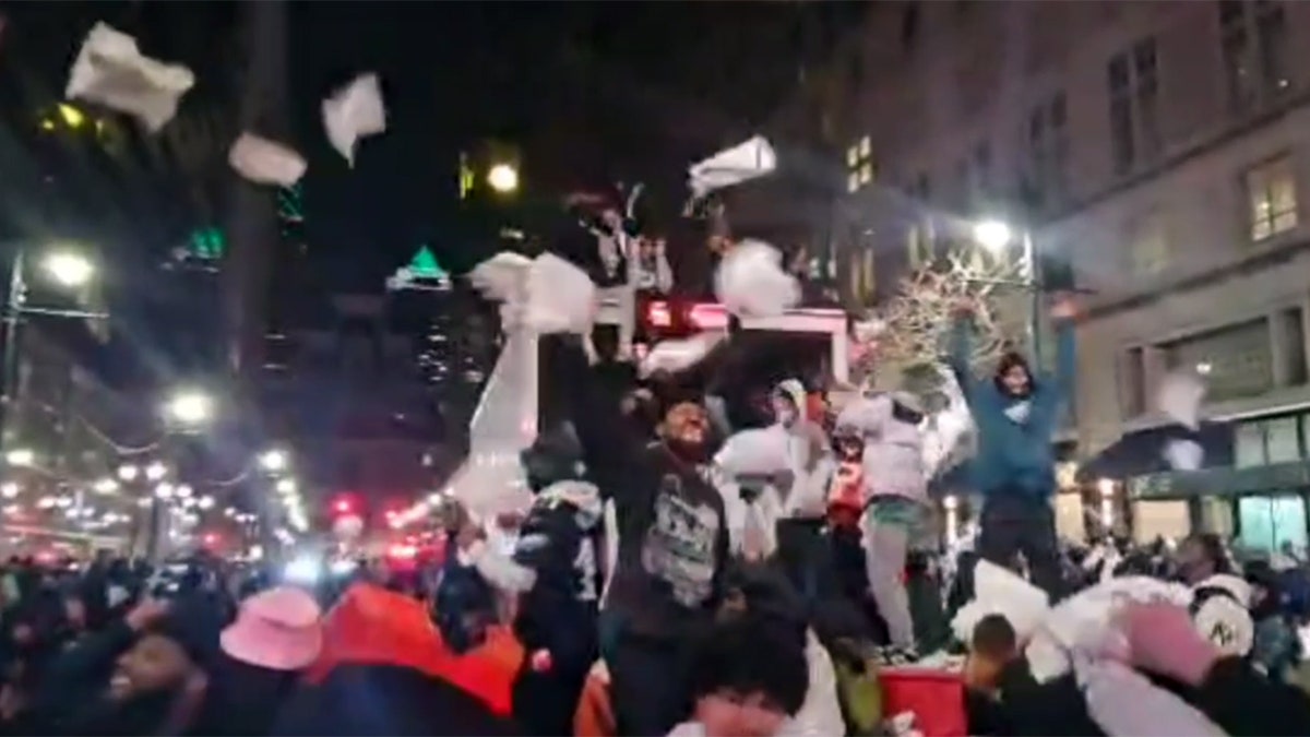 Eagles fans toss towels