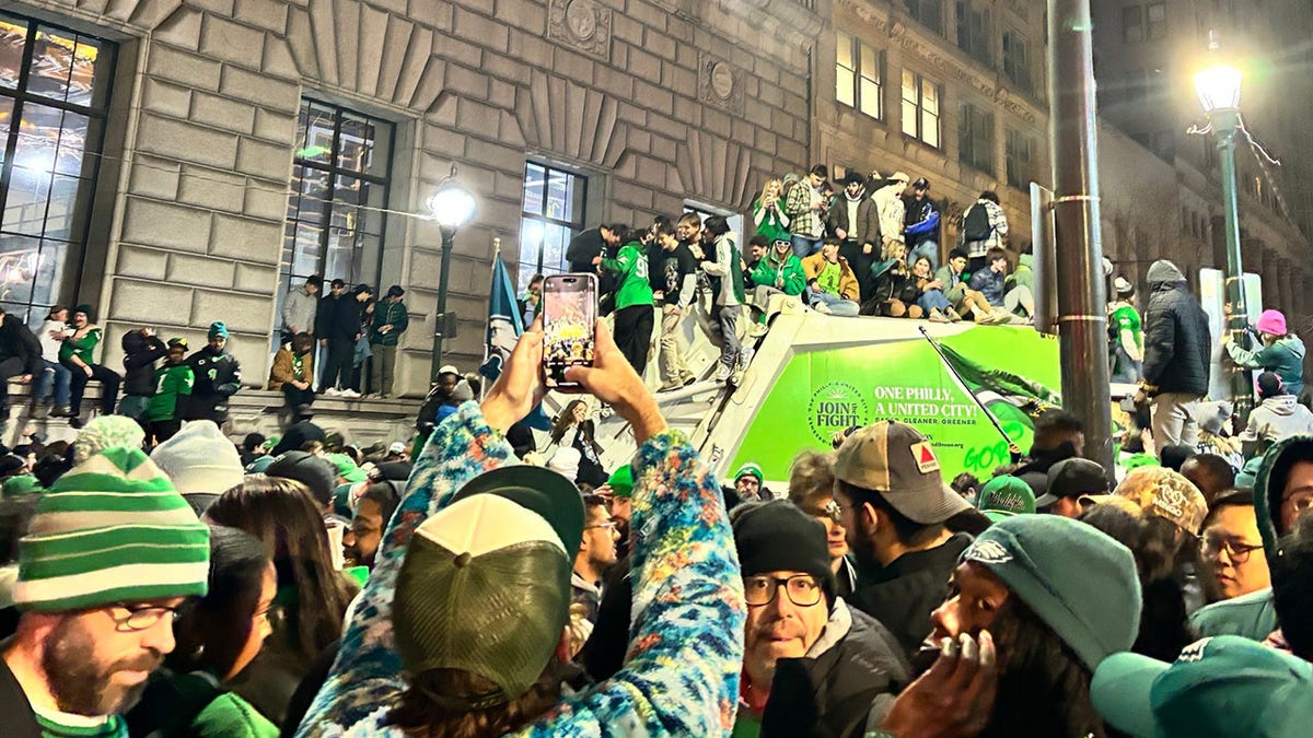 Eagles fans cause chaos in Philadelphia celebrating Super Bowl win ...