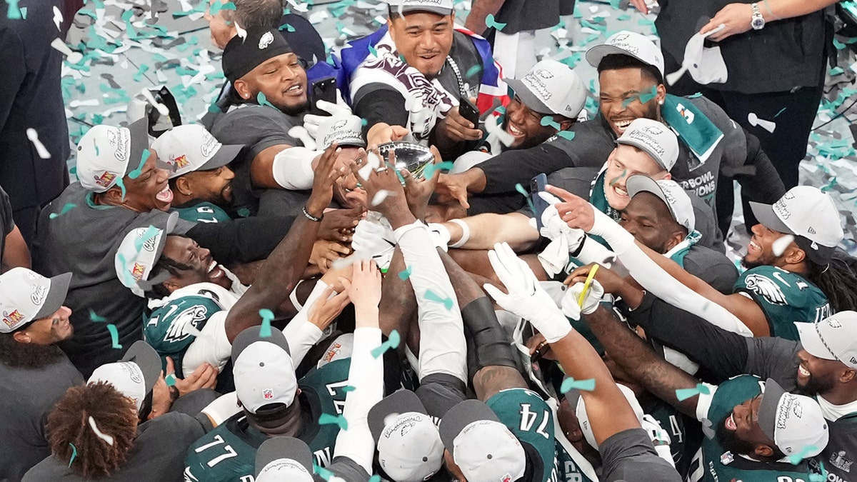 Eagles touch the Lombard trophy