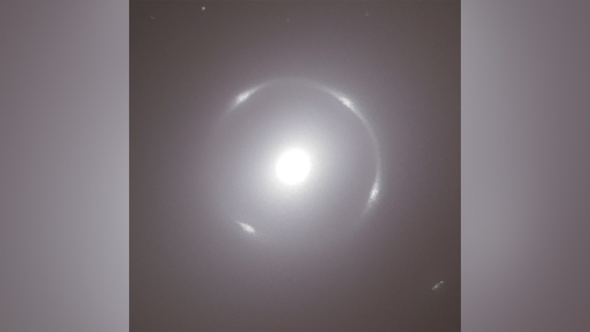 Einstein-ring-closeup