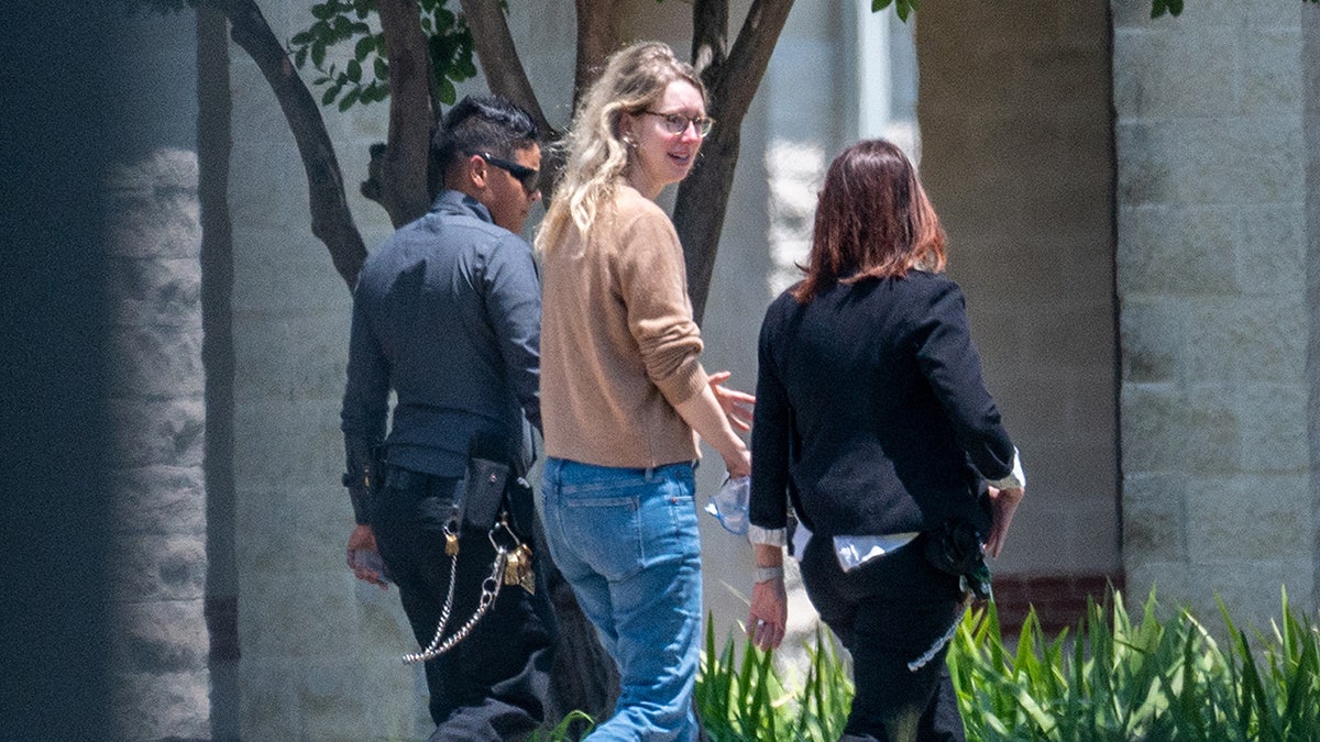 Elizabeth Holmes tiba di penjara di Texas