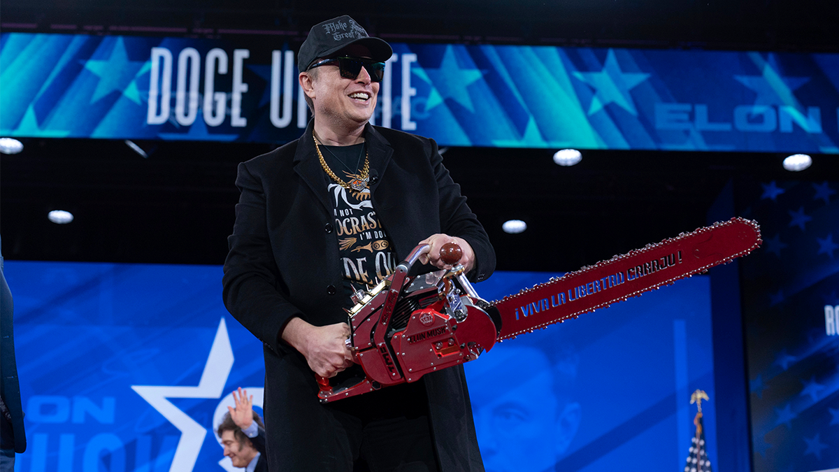 Elon Musk, who directs government competence management, Donald Trump, who cut government fraud and enters the federal workforce, generates a saw while appearing in CPAC, on February 20, 2025 in National Harbor, Maryland