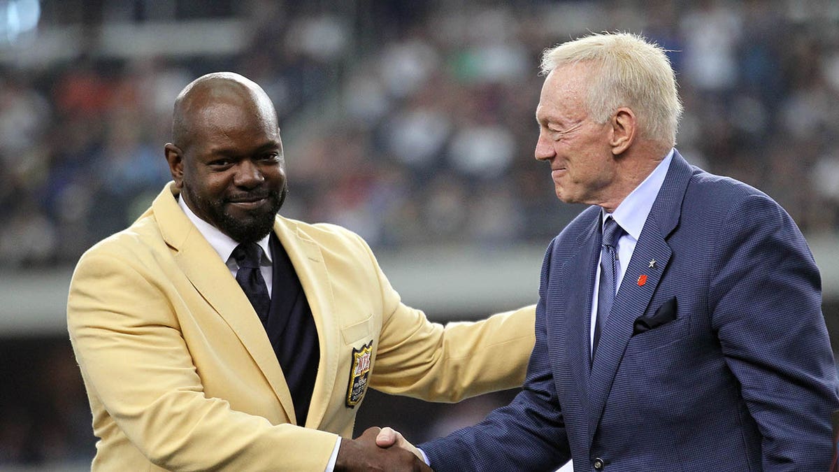 Jerry Jones and Emmitt Smith shake hands