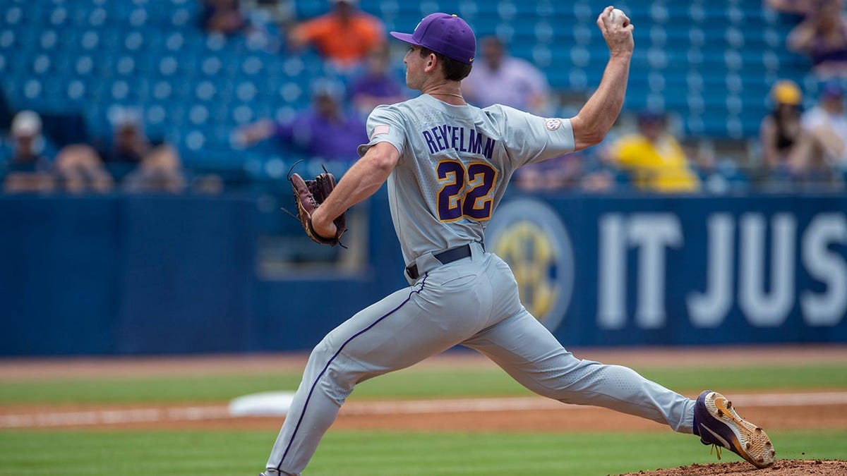 Erik Rezlan throws the stadium