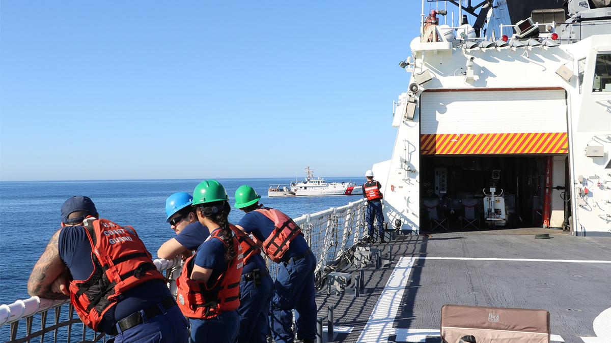 The US Coast Guard cutter. UU. WAESCH About to pass the tow line to Forrest Rednour to start the trailer.