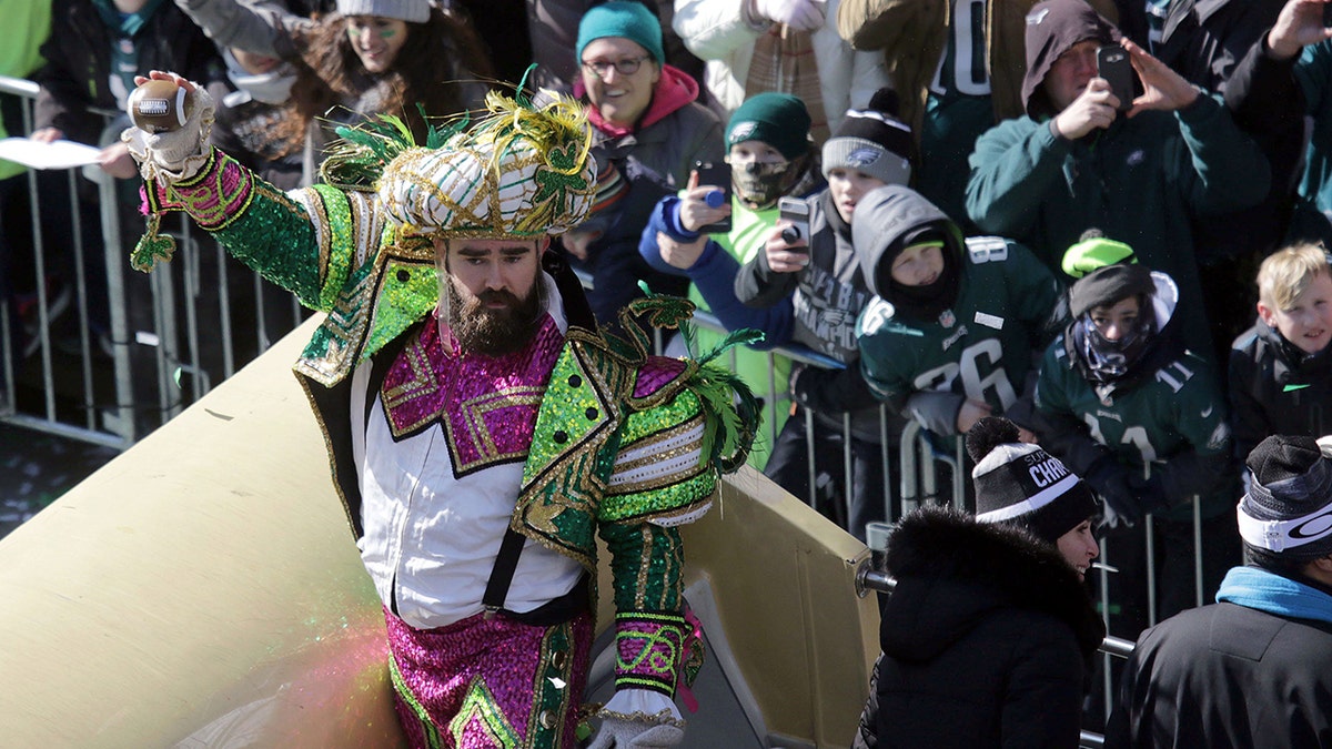 Jason Kelse in Mummers Kleid