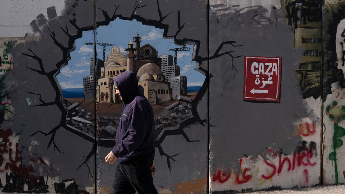 Graffiti pada penghalang pemisahan Israel menggambarkan Jalur Gaza, di kota Tepi Barat Bethlehem, Jumat, 14 Februari 2025.