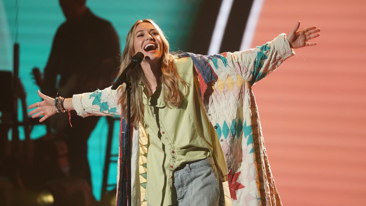 lauren daigle performing