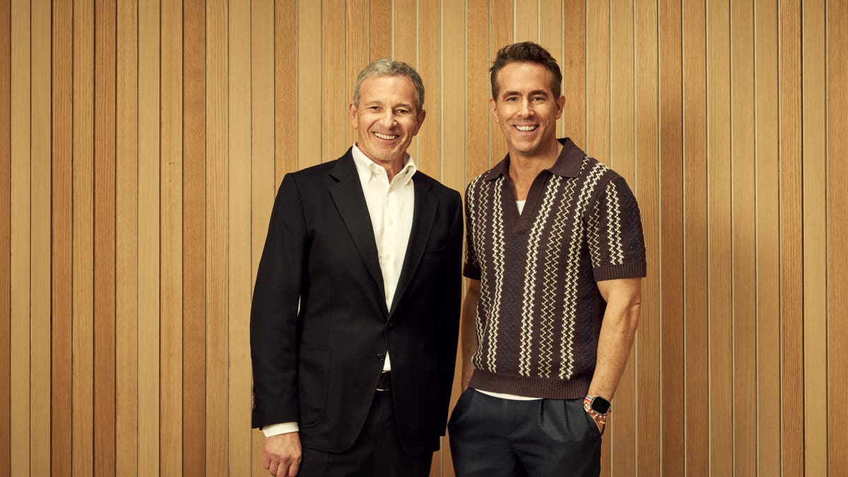 During the same night as the Choice Awards critics, Reynolds shared on social networks that he attended a JP Morgan summit with the Disney CEO, Bob Iger.