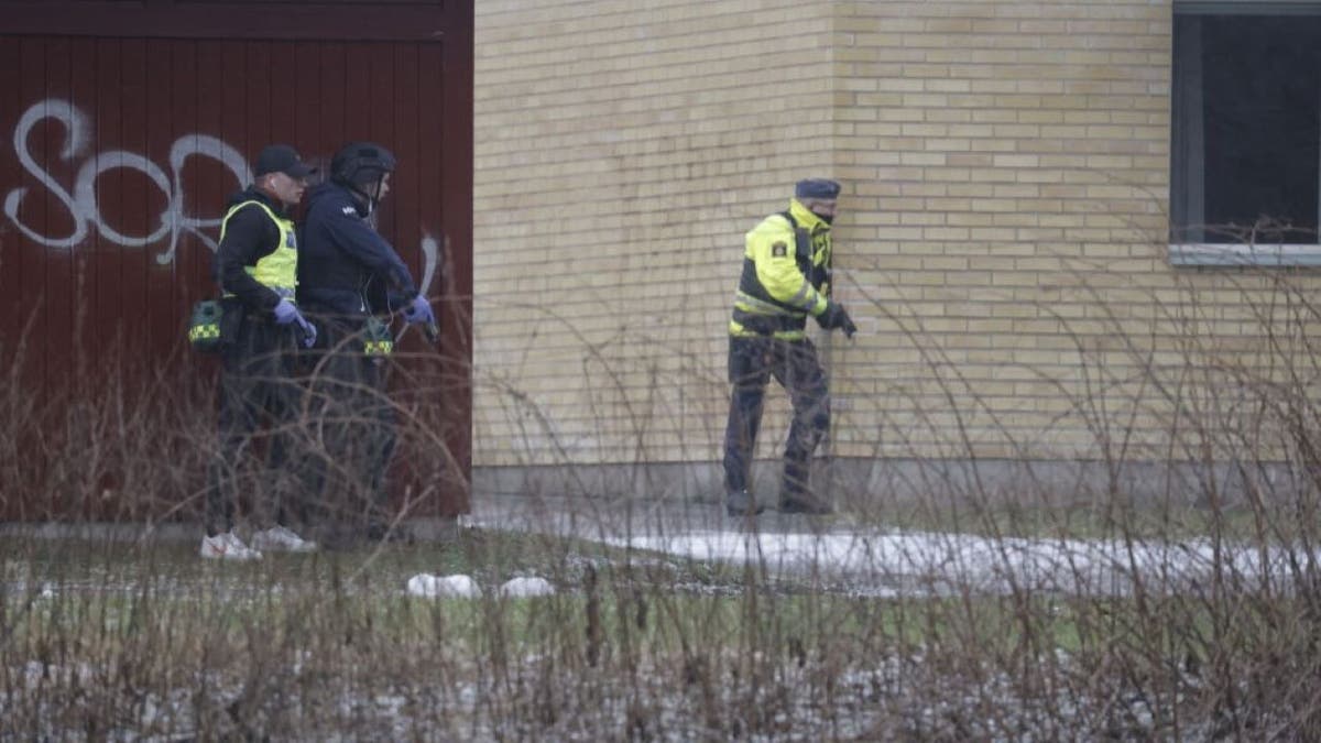 Os policiais são vistos na Escola Risburgska em Orebro, na Suécia