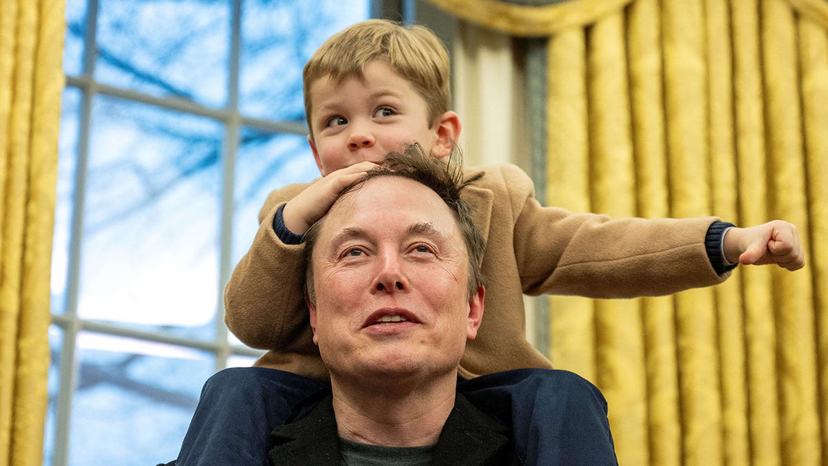 Musk carries son X ? A-Xii in Oval Office