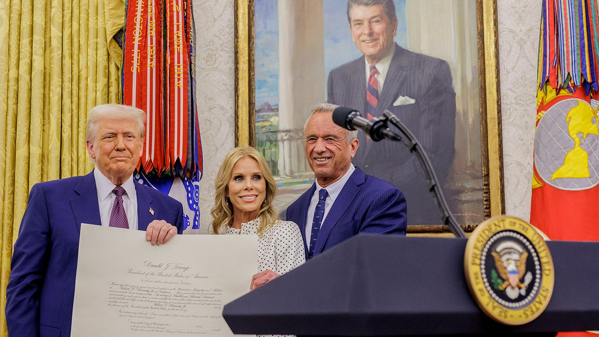 Presiden Trump dengan RFK JR dan Cheryl Hines