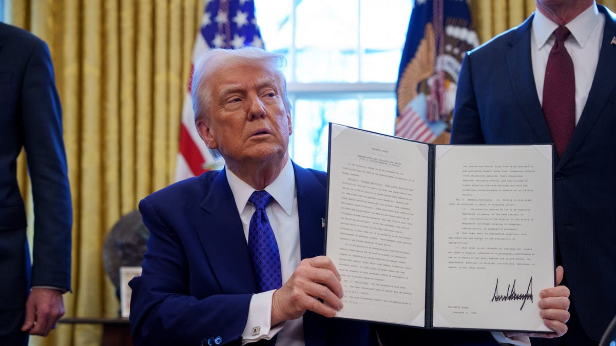 Trump signs executive order to make healthcare prices 'transparent'  at george magazine