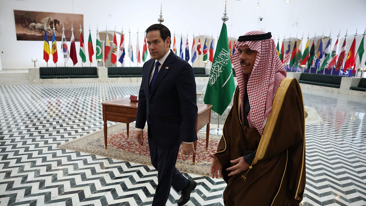 Rubio dengan Menteri Luar Negeri Saudi 