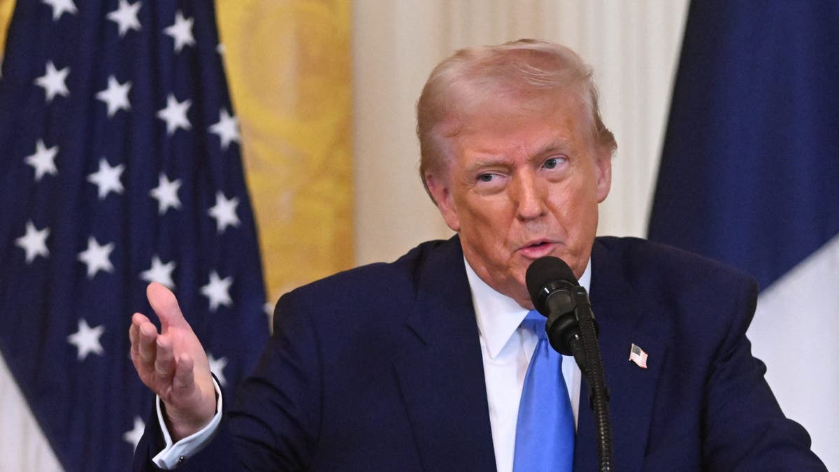 O presidente dos EUA, Donald Trump, fala durante uma entrevista coletiva conjunta com o presidente francês, Emmanuel Macron, em 24 de fevereiro de 2025. (ROBERTO SCHMIDT/AFP via Getty Images)