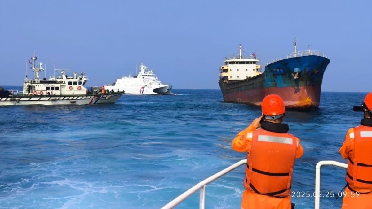 Penghu, Taiwan - February 25: (only editorial use - mandatory loan - 'Taiwanese coastal guard / manual' - do not interfere with the logo - without marketing, without advertising campaigns - distributed as a service to clients) two Taiwanska coastal guard staff of Alomo - Potted a cargo ship to carry out an inspection because it is suspected that the cargo ship damaged the cable of the submarine that connects the island of Taiwan and the island of Penghu, in the waters of off off Penghu, Taiwan, February 25, 2025. In damage to the submarine that can disrupt network communication in Taiwanese territory of the island of Penghu, according to the Taiwanese authorities and media reports. (Photo Coast Guard / Brochur / Anadolu via Getty Images)