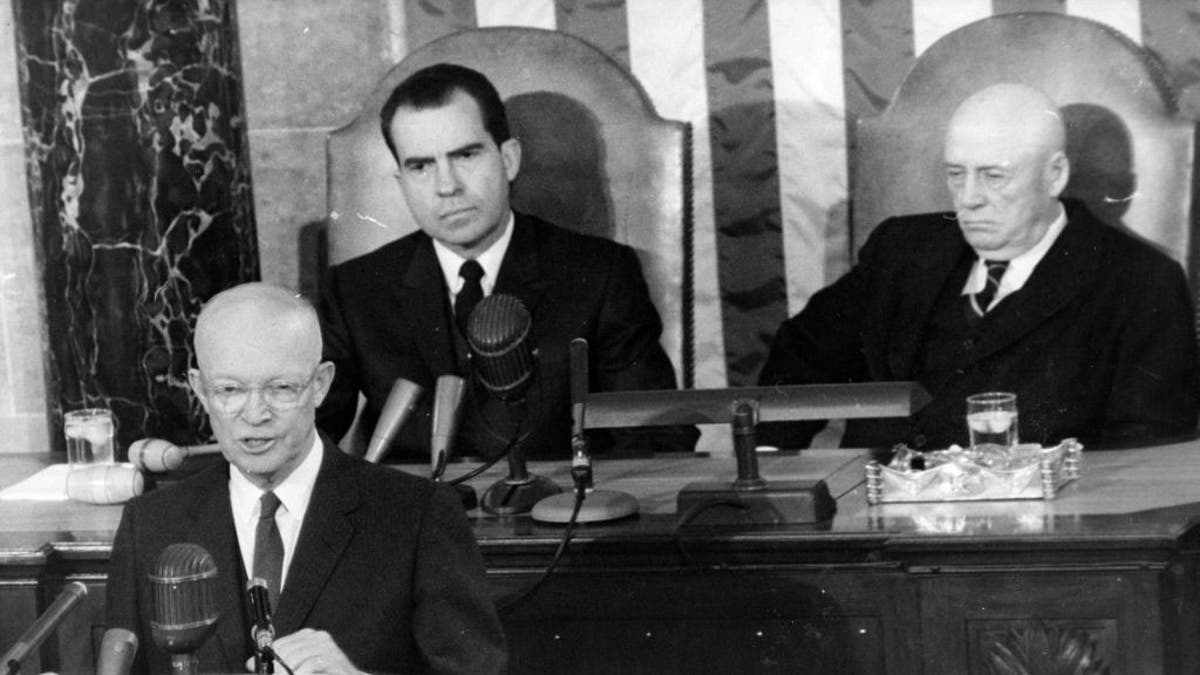 O Presidente Dwight D Eisenhwar (1890-1969) deu ao Congresso seu discurso no Estado da União em Washington, DC, janeiro de 1960. À esquerda, atrás dele, o vice-presidente Richard Nixon e o presidente da Câmara, Sam Raeberne, D-TX.