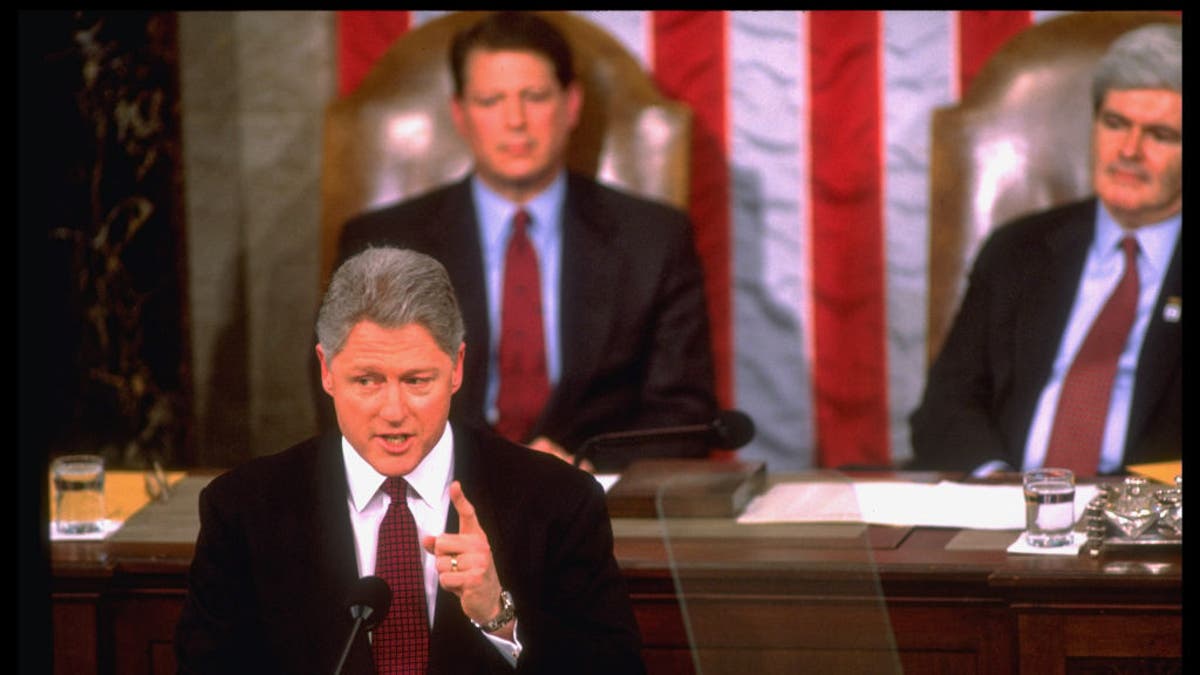 O então presidente Bill Clinton forneceu seu discurso no Estado da União, enquadrado pelo vice -presidente do Capitol Hill, Al Gore, à esquerda e pelo presidente da Câmara, Newt Jingreich.