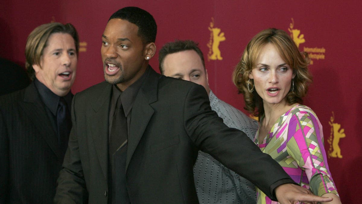 Will Smith berpose dengan para pemeran "Halangan."