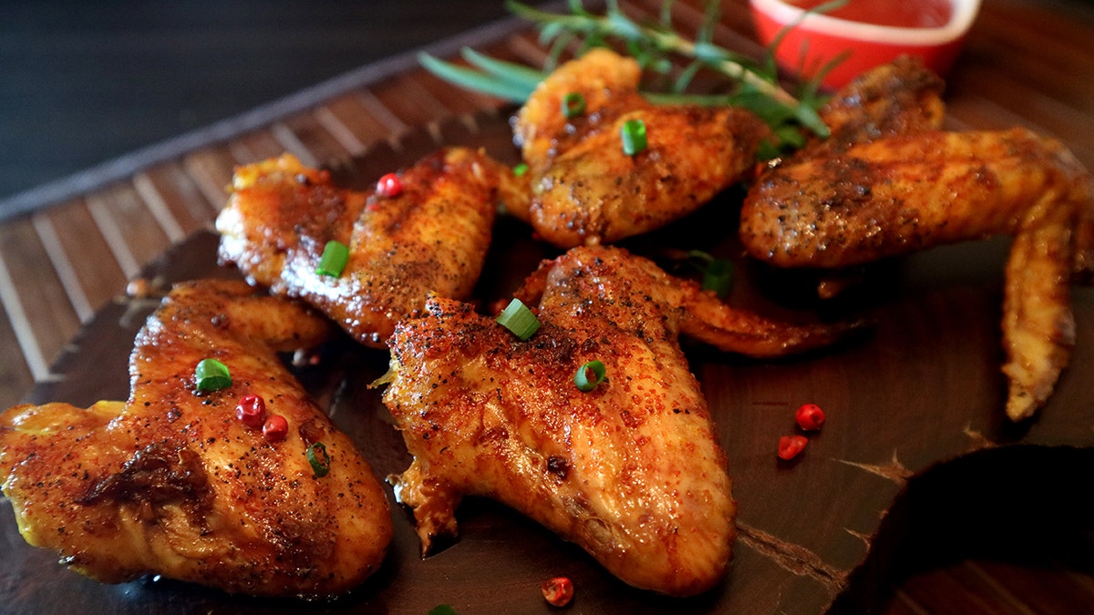 Asada chicken wings in a piece of wood.