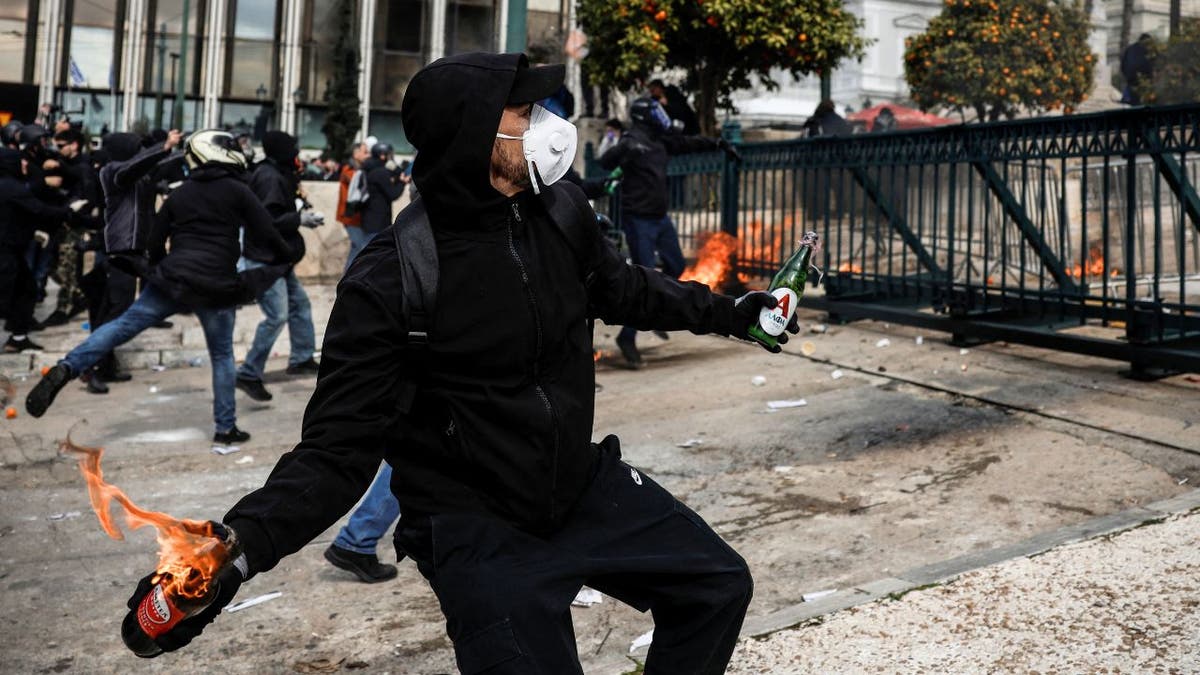 Os manifestantes se chocam com a polícia em frente ao parlamento grego