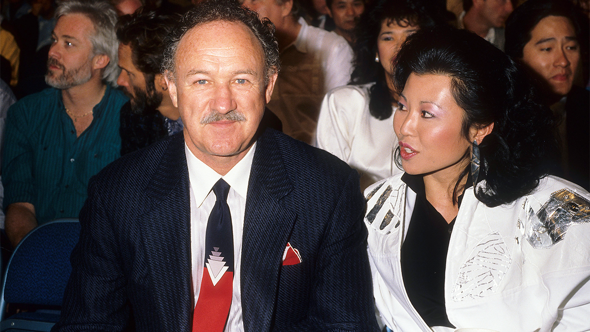 Gene Hackman and his wife took a photo in Los Angeles, California in 1986.