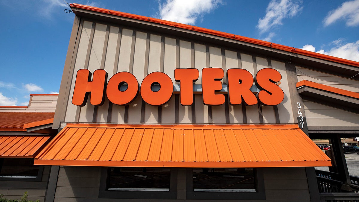 Log in to HOOOTERS Restaurant