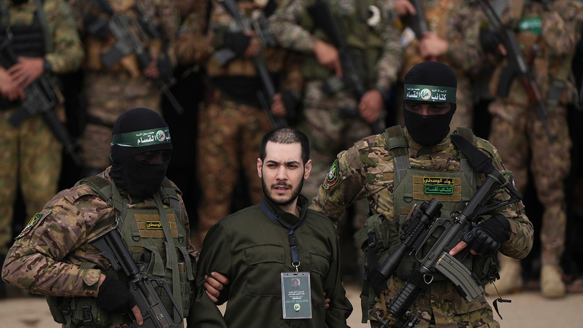 Con tin Israel Eliya Cohen được lực lượng khủng bố Hamas hộ tống