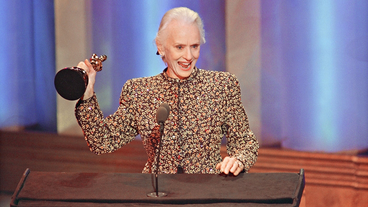 Jessica Tandy accepting her Oscar at the Academy Awards in 1990.