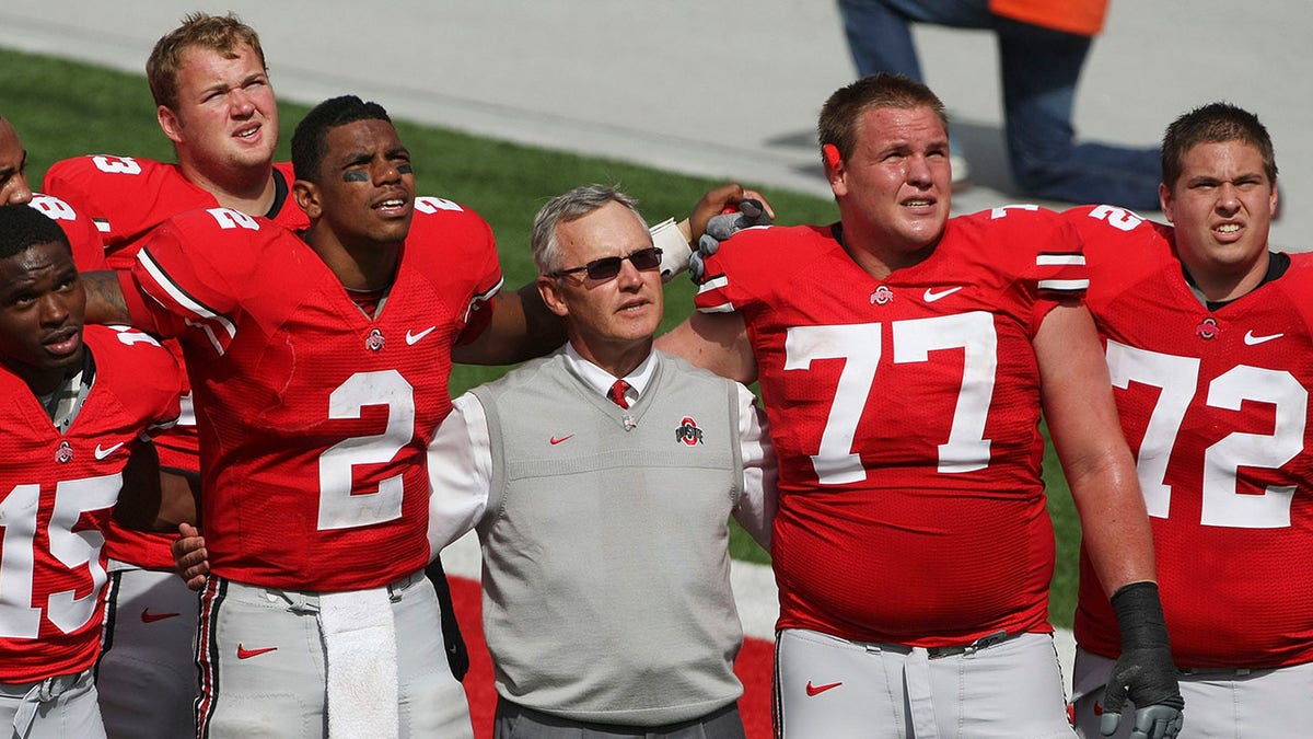 Jim Tressel and Ohio State players