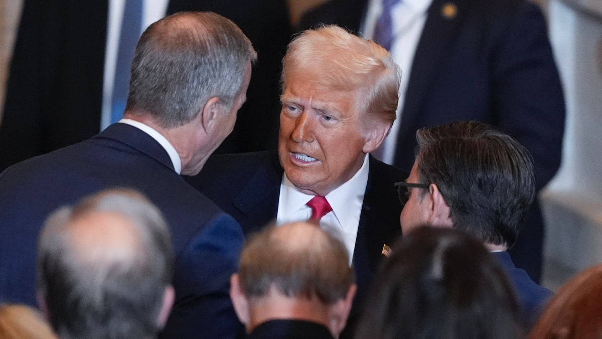 Presiden Donald Trump berbicara dengan Pemimpin Mayoritas Senat John Thune, Rs.D., kiri, dan Ketua DPR Mike Johnson, R-La., Setelah berbicara di National Prayer Breakfast di Washington pada 6 Februari 2025.