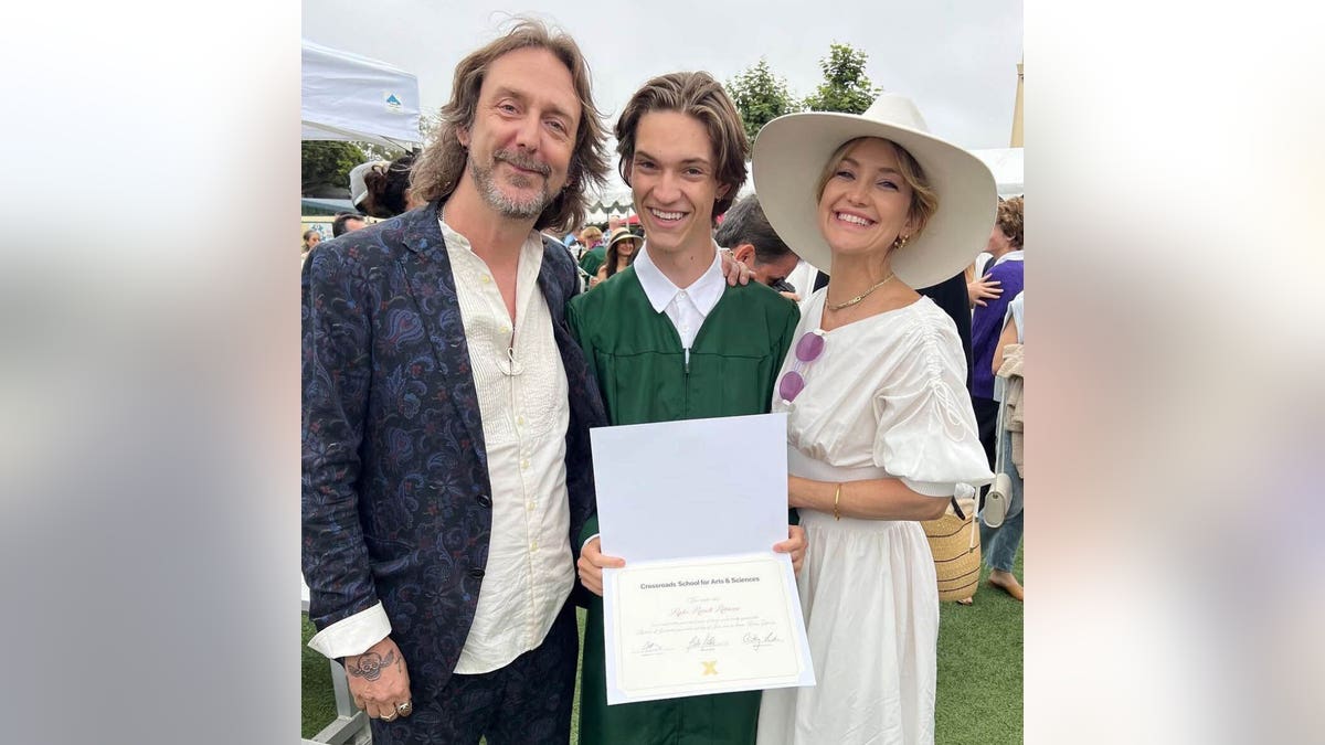 kate hudson with chris robinson and son ryder 