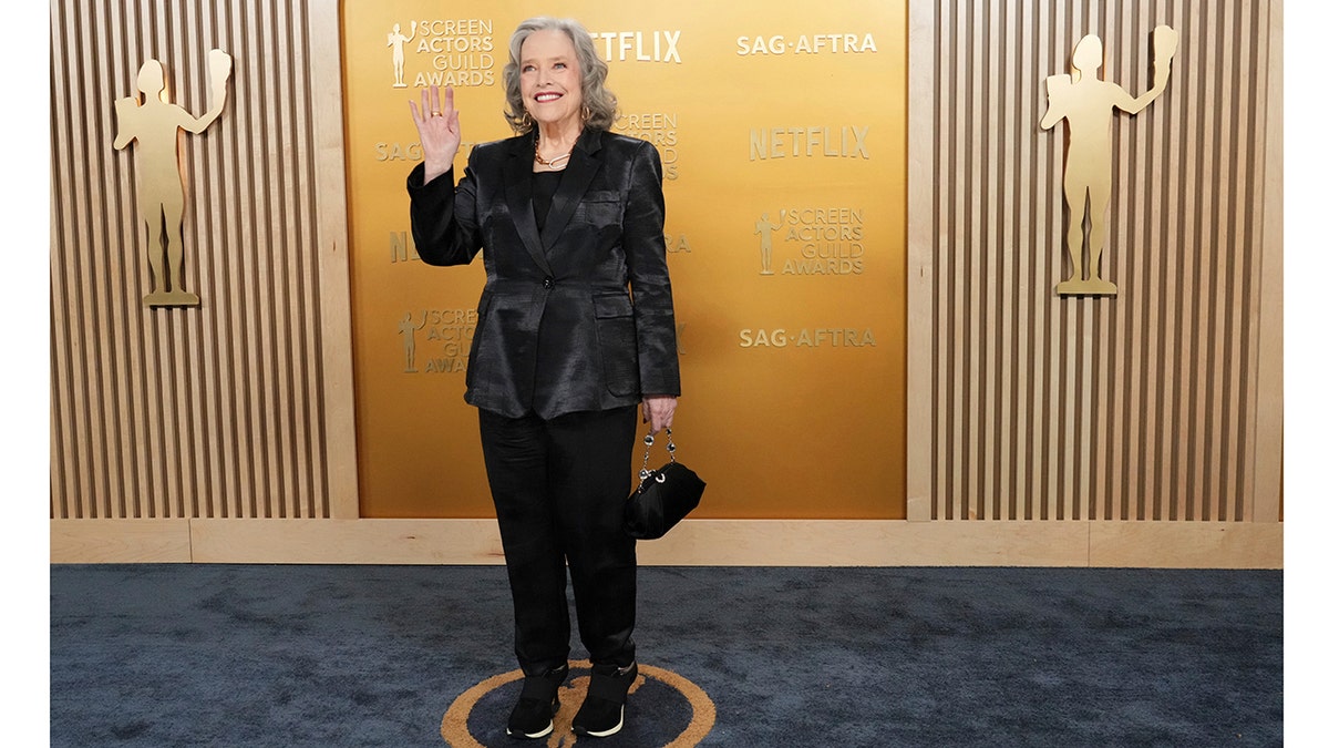 Kathy Bates waves on the SAGs red carpet.