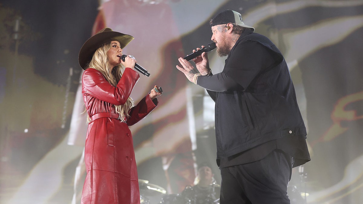 Jelly Roll singing with Lainey Wilson