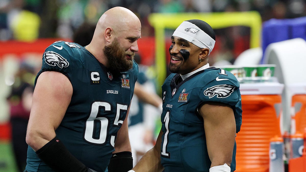 Lane Johnson berbicara kepada Jalen Hurts