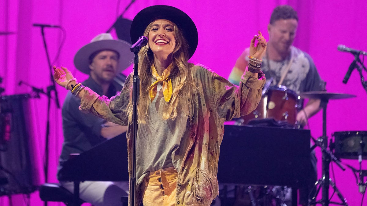 lauren daigle singing