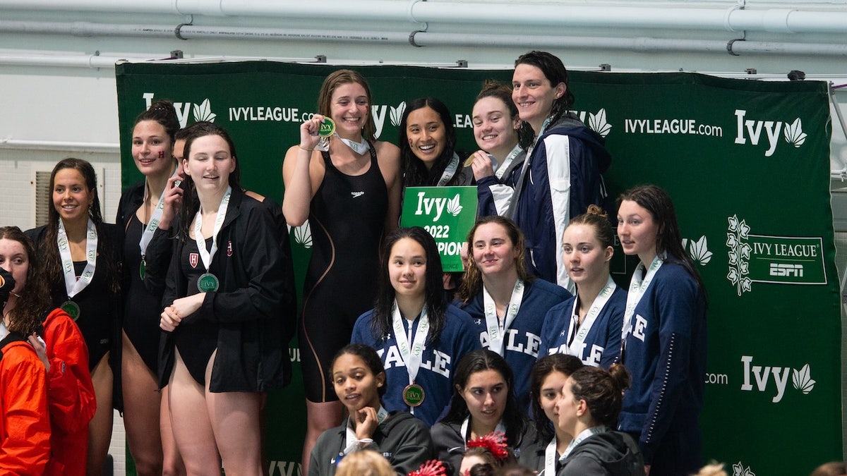 Pływak Lia Thomas z University of Pennsylvania, Hannah Kannan, Cameron Carter i Margot Cacoroski, pozują z mistrzostwami pływania i nurkowania kobiet w Lidze IV w 2022 r. W Cambridge Diving Championship. 