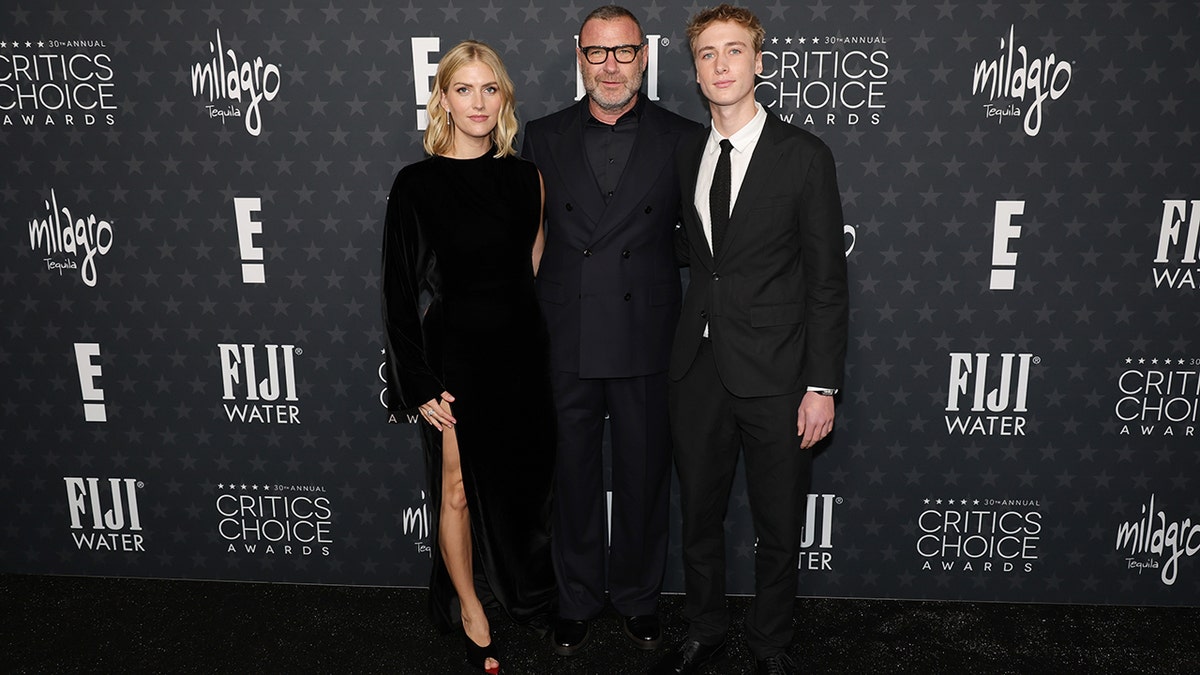 Liev Schrieber and his family on the red carpet.