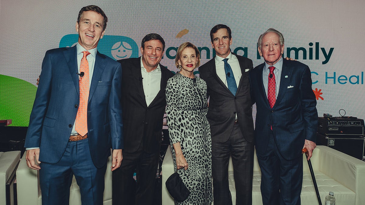 (L-R) Cooper Manning, Todd Graves, Olivia Manning, Eli Manning and Archie Manning