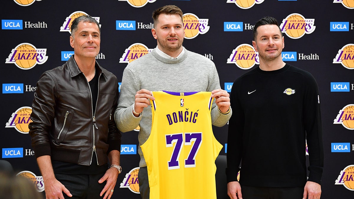 Luka Doncic memegang jersey