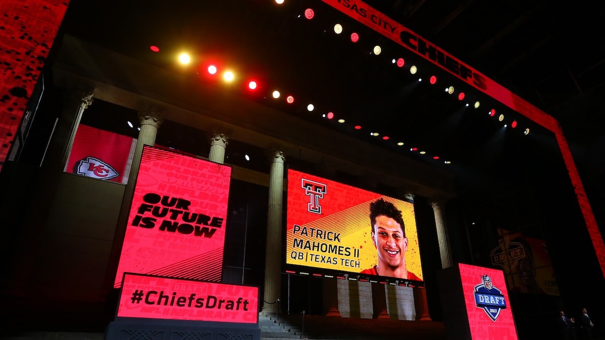 The Kansas City Chiefs selected Patrick Mahomes of Texas Tech with the 10th prime   successful  the 2017 NFL Draft astatine  the 2017 NFL Draft Theater connected  April 27, 2017 successful  Philadelphia.