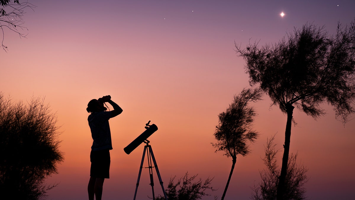 Pessoas com telescópios e binóculos