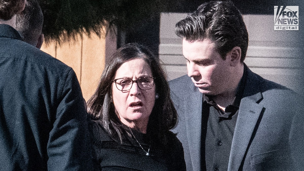 David Hertgen Jr., y su madre, Debra Hertgen al estelo a Joseph Hertgen, quien supuestamente ha muerto a muerte por su hermano Matthew Hertgen con un club de golf