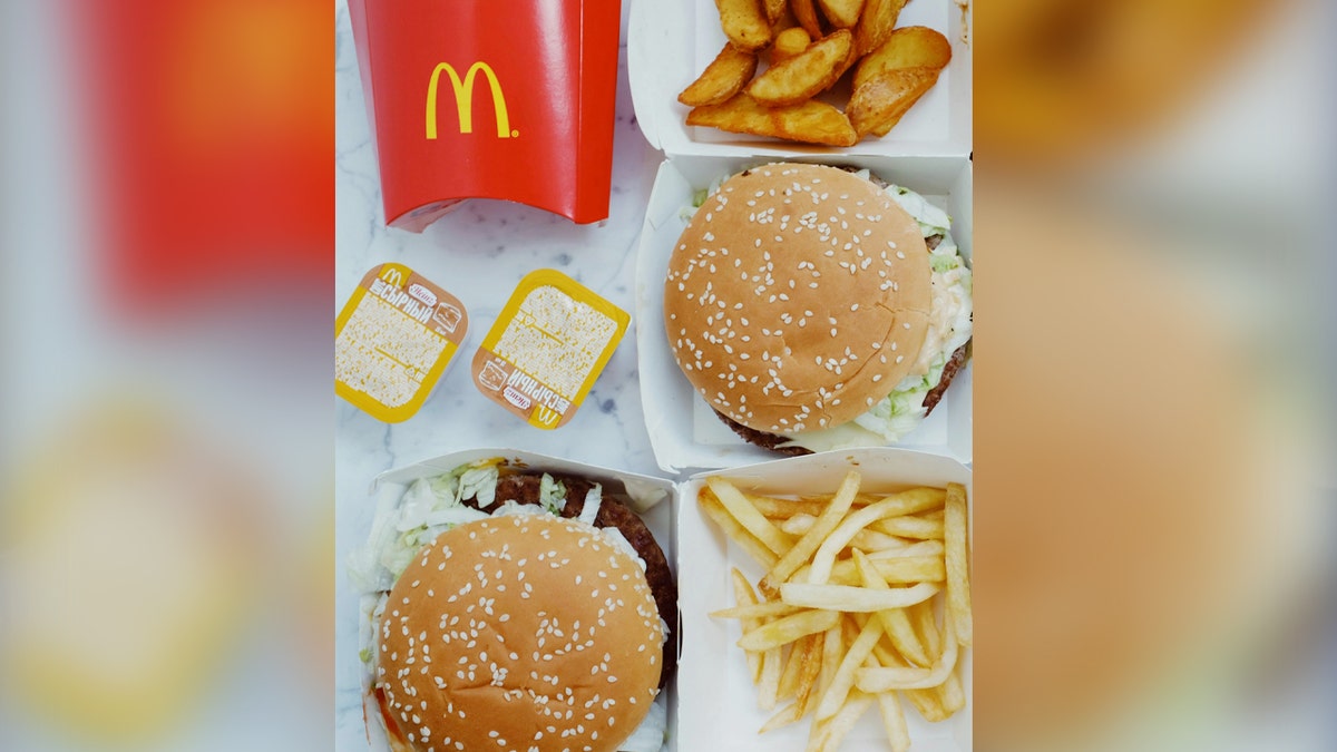 O casal fornece McDonalds durante o casamento