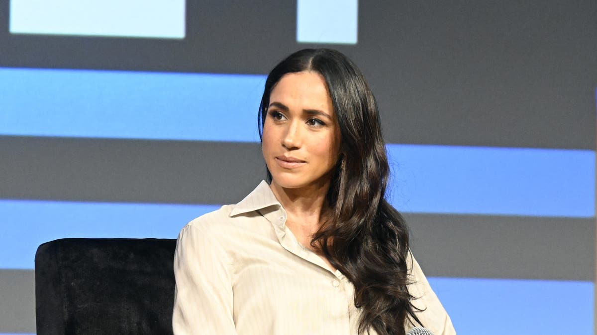 Meghan Markle sentado