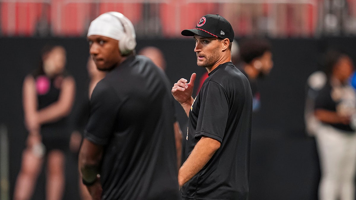 Kirk Cousins ​​looks at Michael Penix Jr.